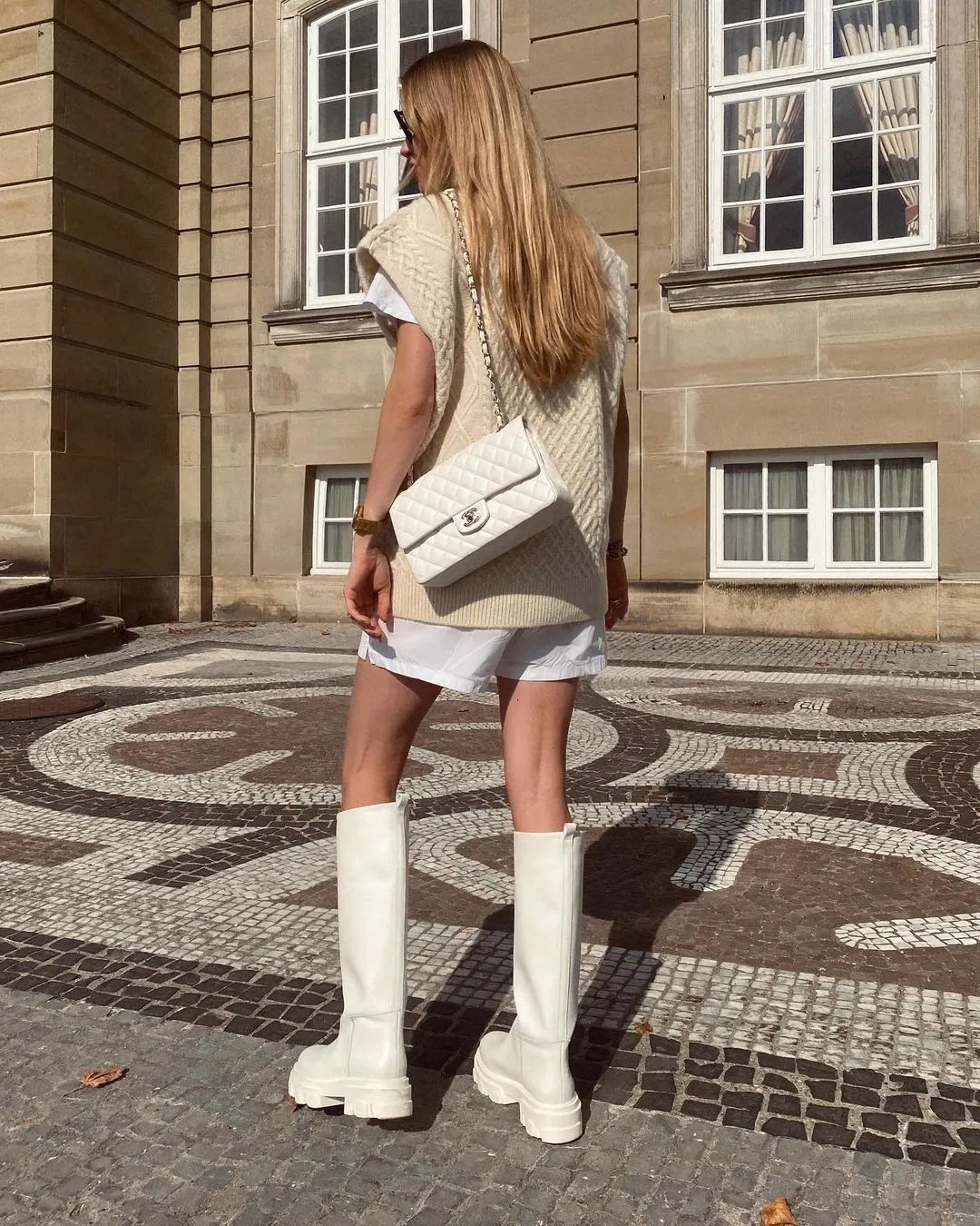 collins|朱莉最爱的奶油色，要怎么穿才看起来温柔又多金？