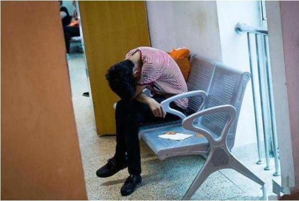 远嫁女子进产房前,偷偷递给医生一张小纸条,看完既心疼又无奈