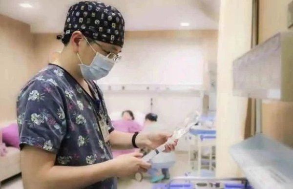 丈母娘|产妇待产疼晕两次,老公果断叫医生打无痛,丈母娘却选择了拒绝!