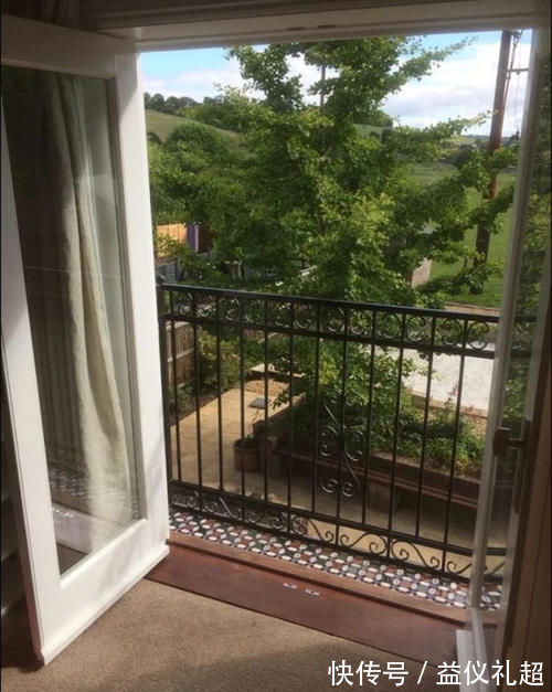 窗户|国外楼房真奇特，没阳台竟把窗户做成落地的，外面装护栏也是个招
