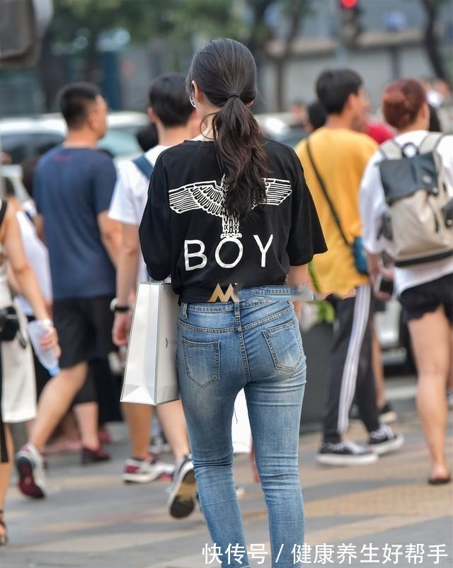 裤脚 黑色透气高跟鞋搭配蓝色小裤脚打底裤,穿出设计感,穿出纤细身材!