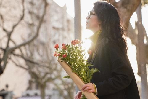 真服了三木！立春发布新穿搭美成风景，优雅又简单，照着穿就行