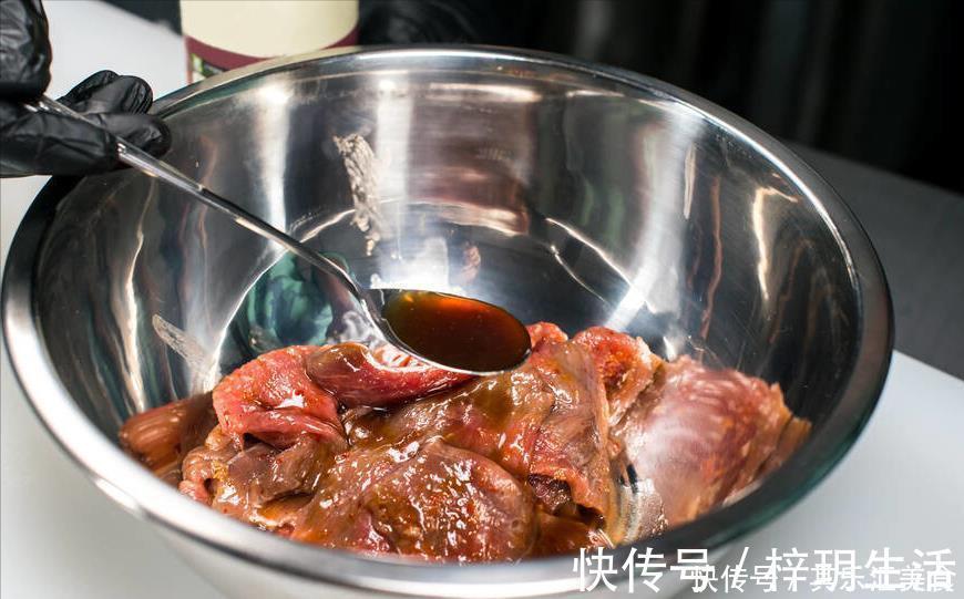 鲜嫩|怎么炒肉才能嫩滑不老呢？大厨教你1个妙招，鲜嫩爽滑不老不柴
