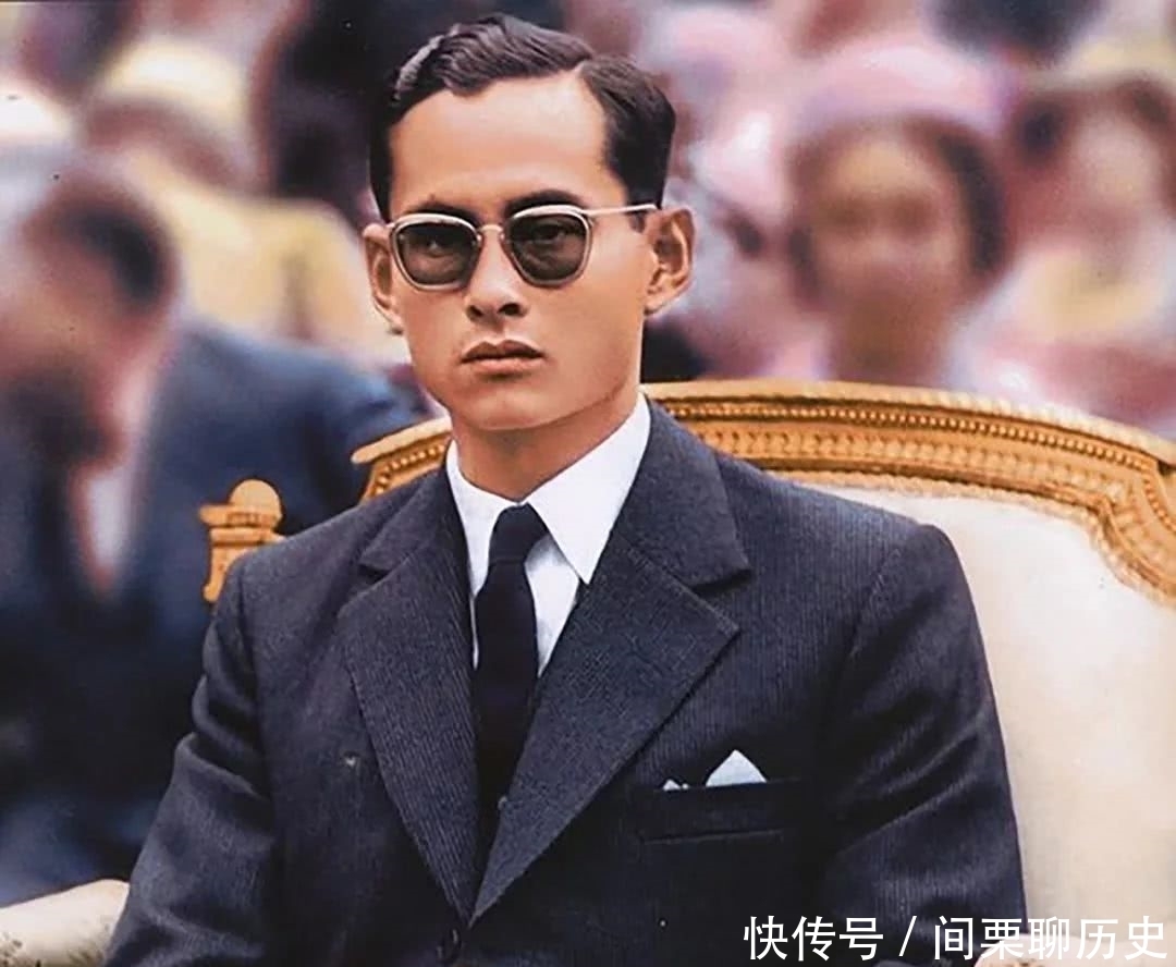 勾引|诗丽吉情人假惺惺,在普密蓬面前下跪装可怜,私底下却敢勾引王后