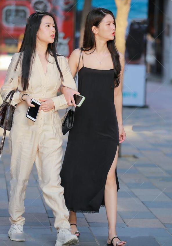 性感|纯黑色连衣裙,知性大气,性感妩媚的女士穿搭