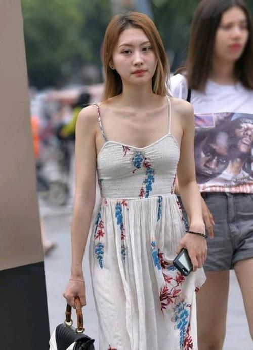 气质|街拍小姐姐白色短袖搭配时尚的休闲裤,展现出青春活力的气质