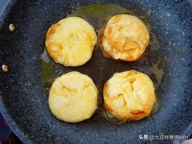 平底锅|烧饼这么做真省事，平底锅就完成，多加一样材料太香，冷热都好吃
