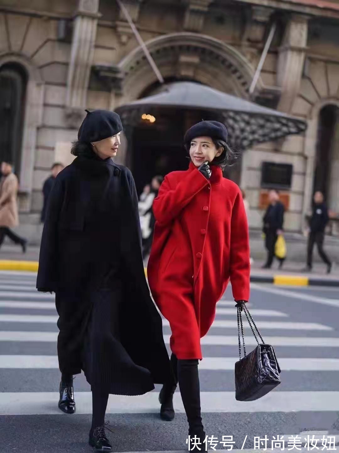 大衣|60岁女人会不会穿“大衣”,区别在这4点,穿对了高级又体面