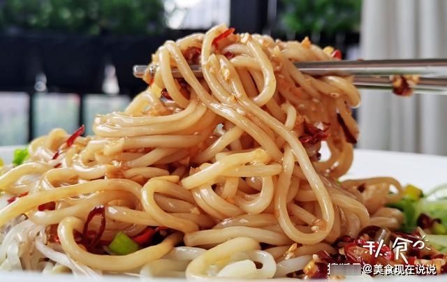 煮面条最忌水开下锅，面馆老板教我煮面小技巧，煮出的面劲道爽滑