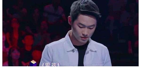 《好声音》的冠军，曾登上《我是歌手》，今却沦落到街头卖唱