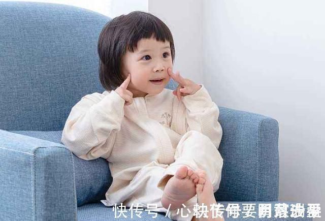 宝妈|宝宝睡觉不安稳,总是容易被吓到,突然举起小手来,是生病吗?