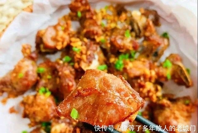 蒜香椒盐排骨家常版做法:简单几步轻松学会,外酥里嫩,蒜香浓郁