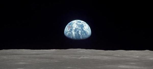 站在月球上看地球,为何让人感到害怕?地球实在太“亮”了!
