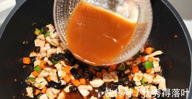 在家做鱼香肉丁拌面,口口留香,一口满足!