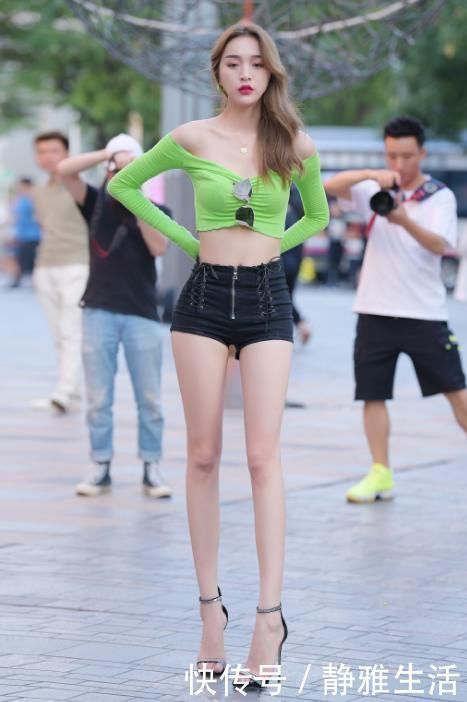 一字肩 肤白貌美的小姐姐,一字肩上衣+高腰牛仔裤,展现女神气场