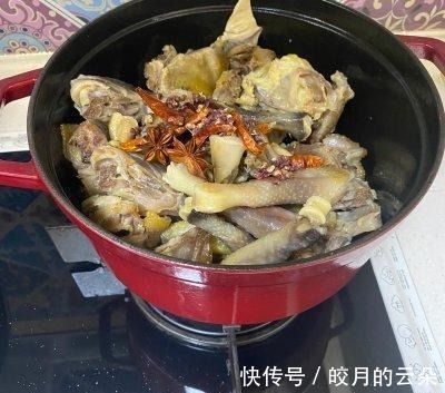 让美味又营养的地锅小公鸡,满足你的胃吧!让美味又营养的地锅小公鸡,满足你的胃吧!