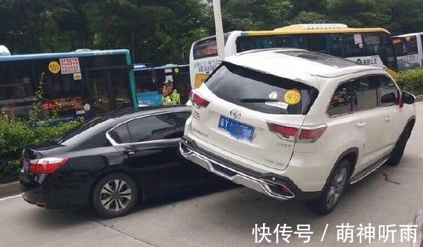 |搞笑图片幽默段子笑话:哈哈,狗狗学主人学得还挺像,一个样哦