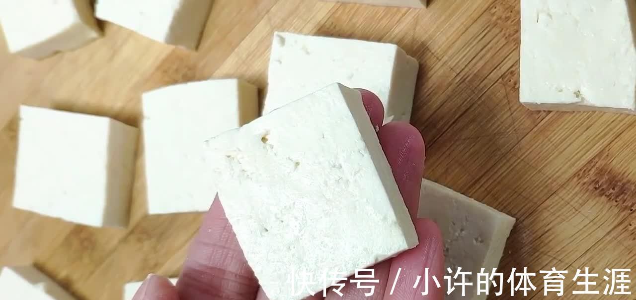 蚝油煎豆腐,汤汁鲜美浓稠,口味香辣鲜咸,吃起来都比肉过瘾