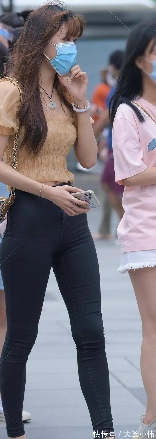 薄纱上衣|美女街拍:浅黄色U领短款薄纱上衣,搭配黑色紧身裤,穿出苗条淑女形象