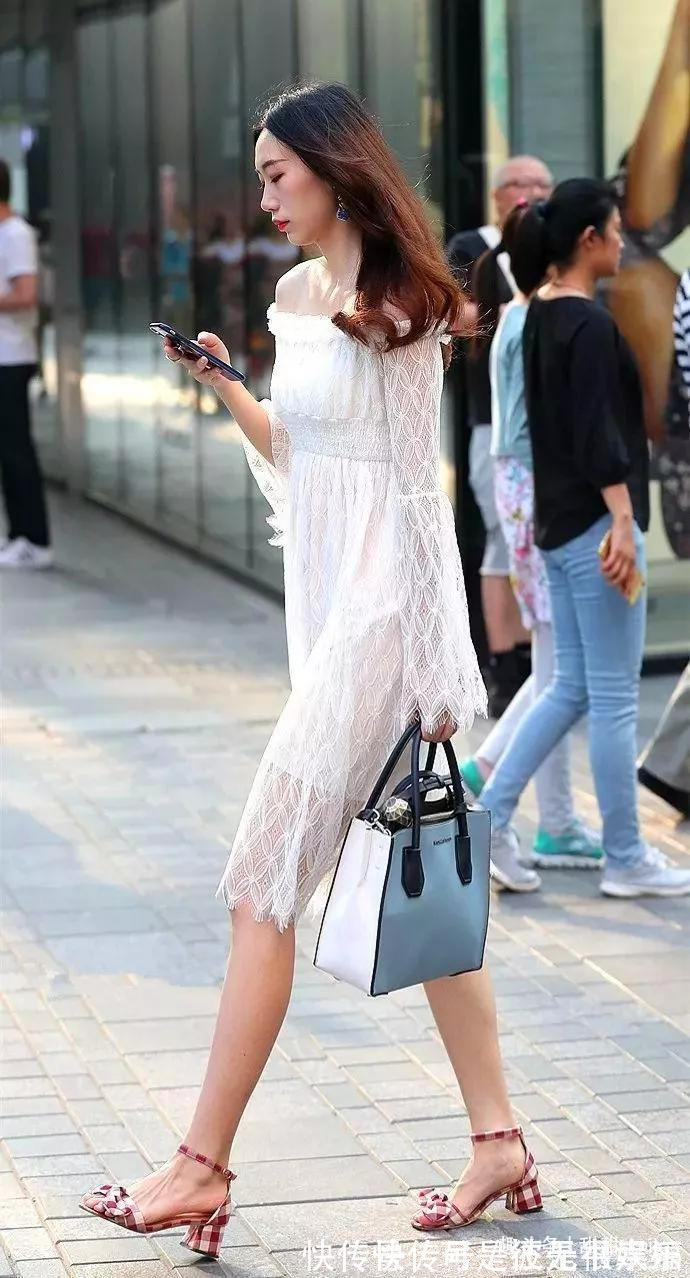 高跟鞋 美女脚上搭配上一双尖头的高跟鞋,走在路上能够散发出无限的魅力