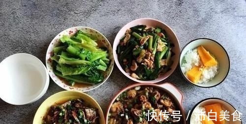出差回家,老公亲手做晚餐,4道菜配红薯饭,网友:这老公真厉害