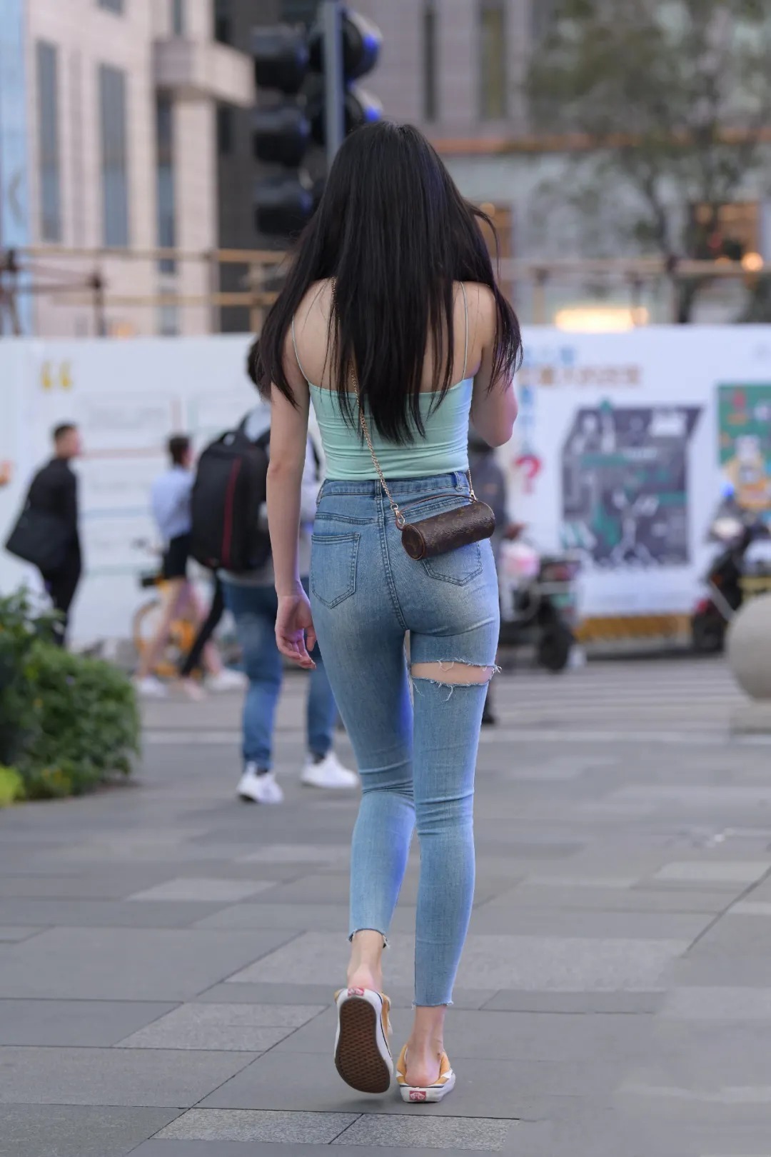 牛仔裤|穿牛仔裤的时尚女生