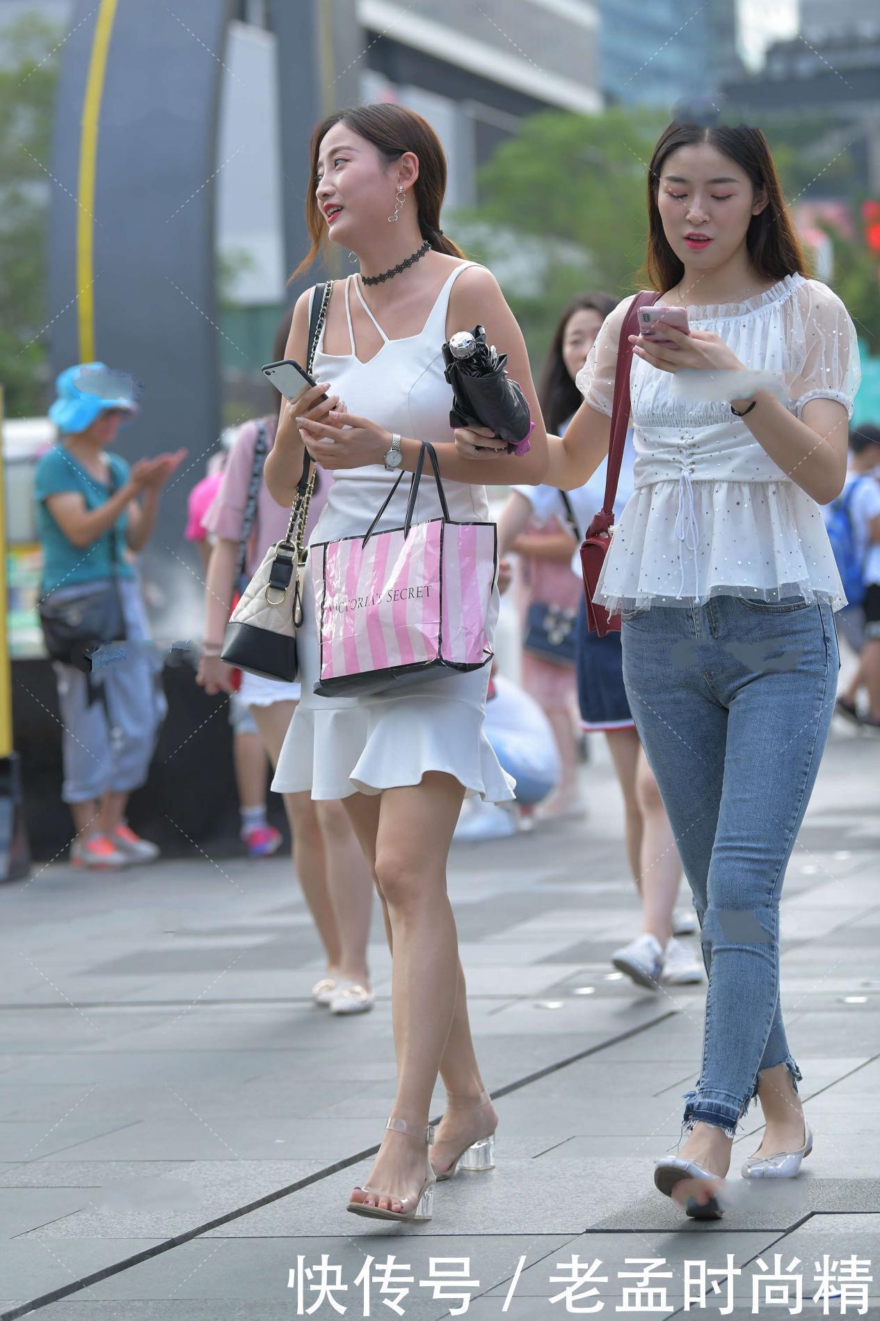 街拍:白色修身长裙, 独特式领口设计, 彰显别样气息