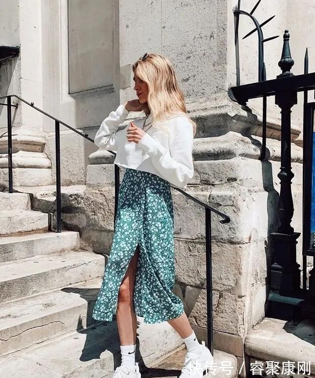 随性|卫衣+半裙=早秋最火混搭套路,时髦又有女人味