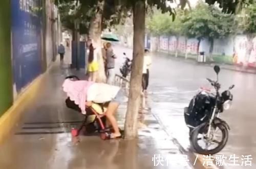 为人父母|妈妈街上推车遛娃，偶遇大雨无处可躲，最美姿势给娃搭起“晴天”