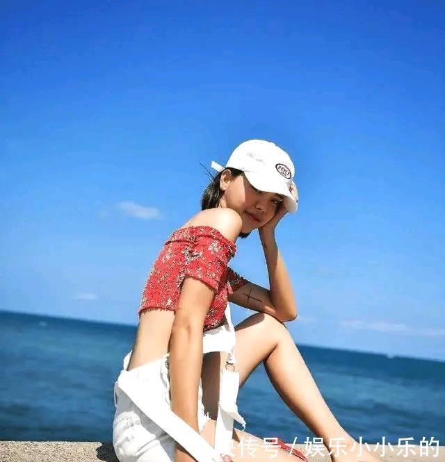 美女 白牛仔吊带美女，是个非常仙女的人，这样的穿搭很适合完美身材
