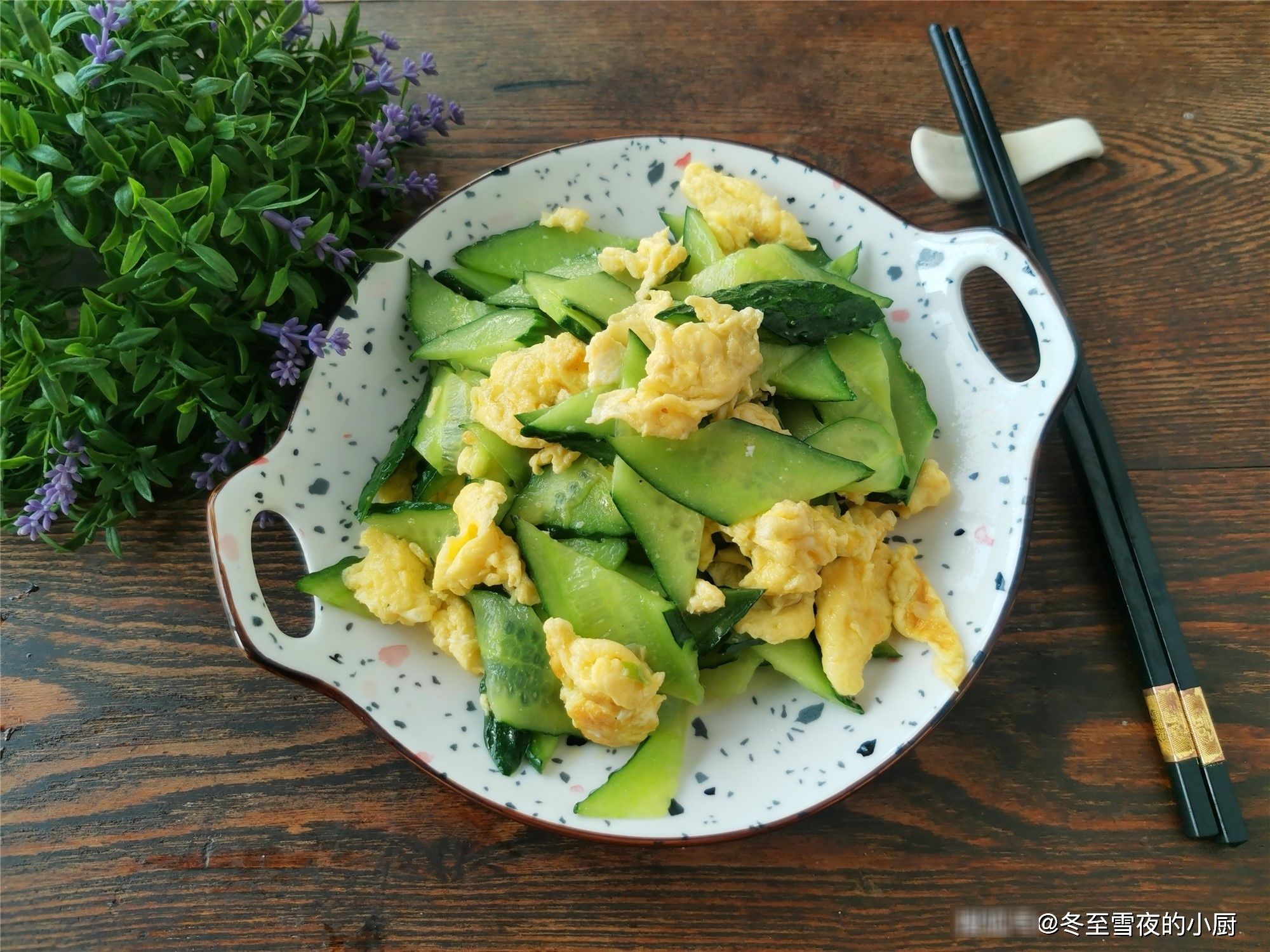 春季，把鸡蛋这样搭配炒，简单快手家常菜，吃着清香清淡又爽口