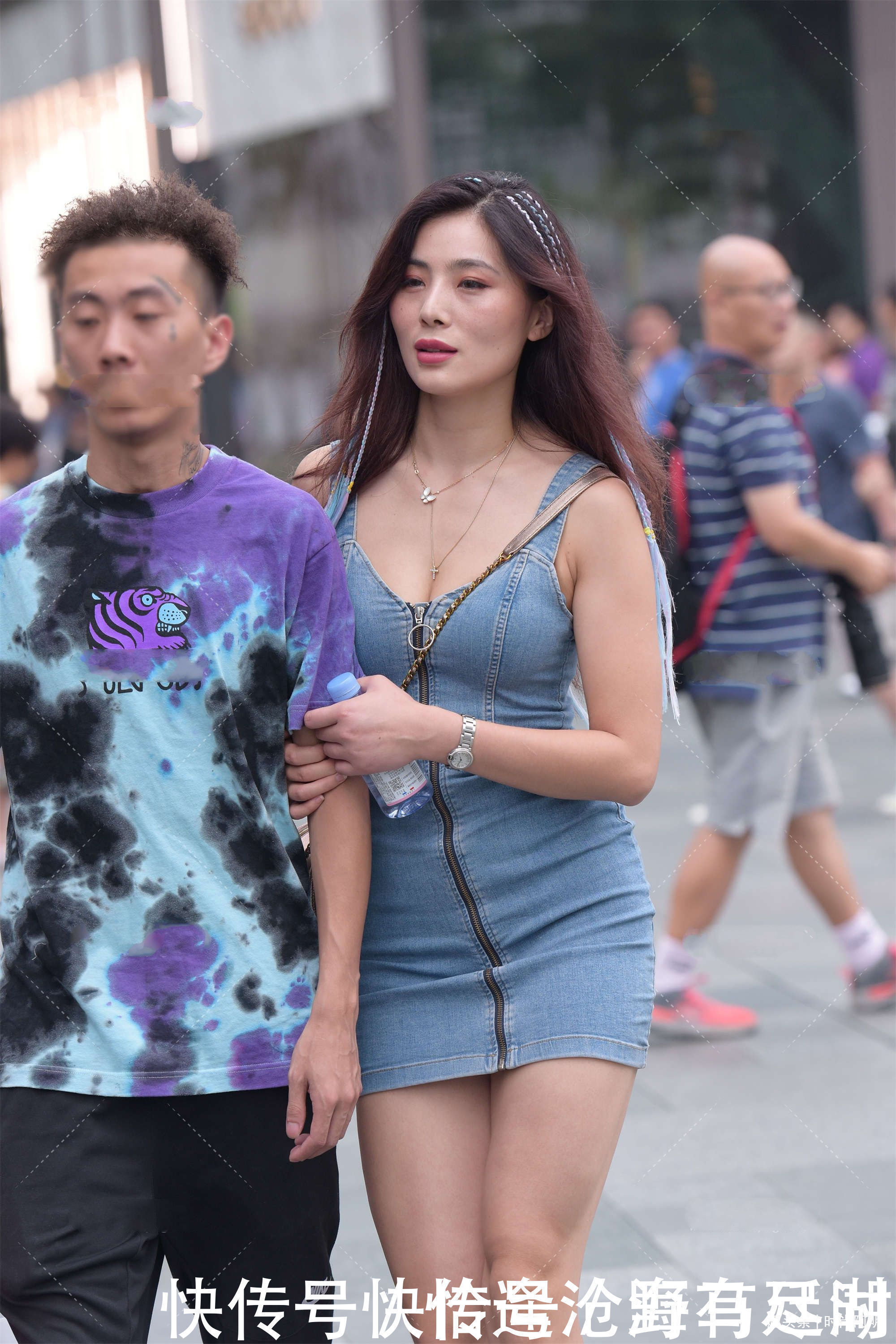 连体裙 牛仔套装搭配蓝色辫子,牛仔连体裙,休闲独特且气质