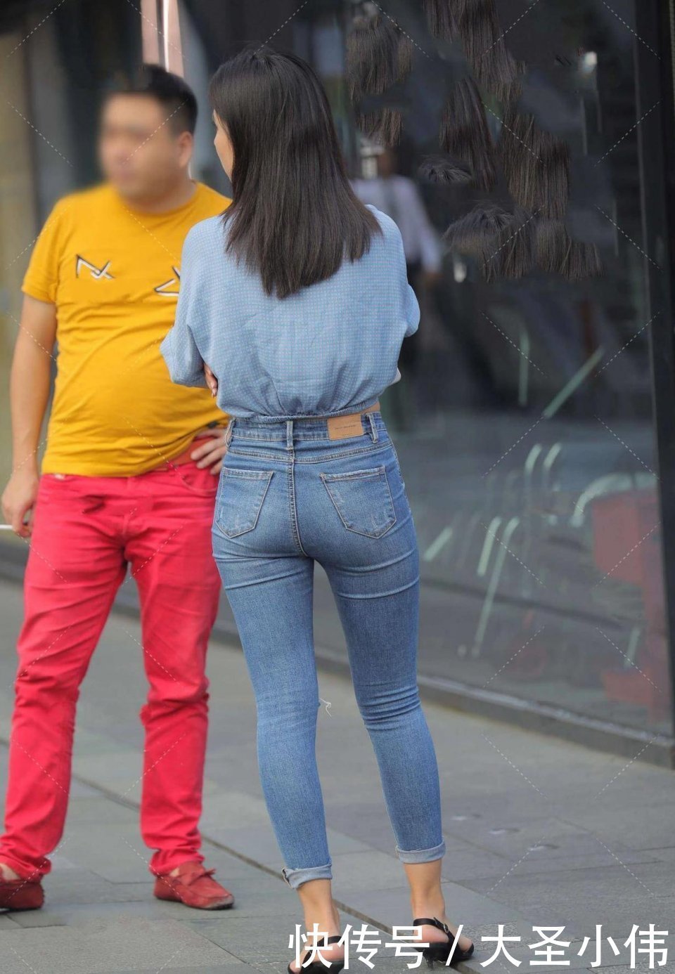 穿搭|美女街拍:长长的睫毛,很高级的女孩,完美地展现什么是微胖才是最好的