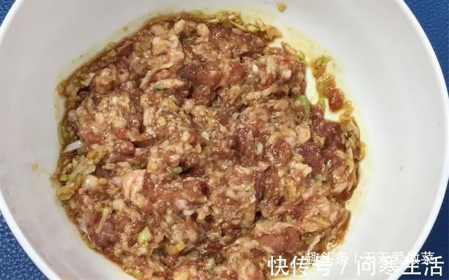彩虹|一棵白菜，两碗面，烙出皮薄大馅，香喷喷的白菜饼，真香