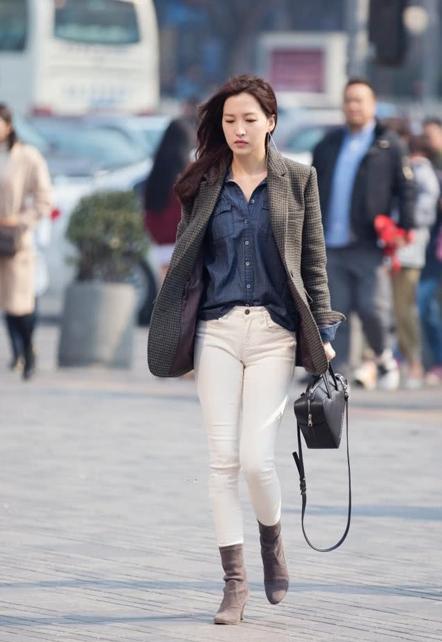 街拍：美女穿着白色连衣短裙，气质高雅成熟，魅力简直爆表了