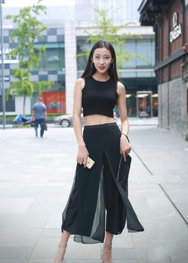 街拍:小姐姐身穿吊带裙,一股名媛淑女风,笑容甜美可爱