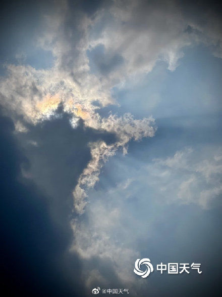 天空|北京天空现云隙光日华双重美景