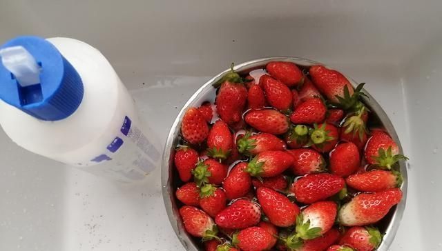  煮草莓罐头放白糖和冰糖有那么重要吗大厨我来教你，一锅不够