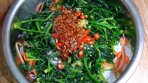 为什么饭店的菠菜拌粉丝那么好吃，诀窍告诉你，鲜香入味又下饭