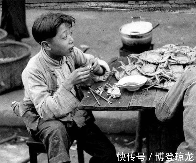 男孩#民国男孩吃螃蟹,是穷人还是公子哥儿?鲁迅先生或许早给了答案!