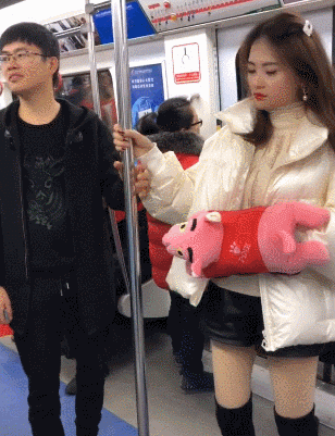 |搞笑GIF:在哪里摔倒就在哪里躺下,要不然也没有其他的办法