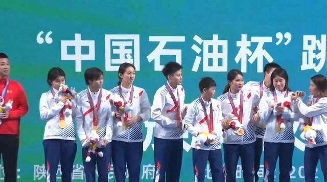 任茜|太火了!全红婵夺跳水首金,3大细节揭露她最红:颁奖嘉宾偏爱她
