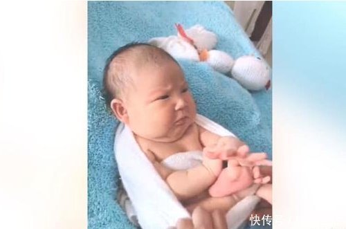 宝妈|宝宝被整来整去,萌娃一脸的嫌弃,网友这服务让宝宝很不满意