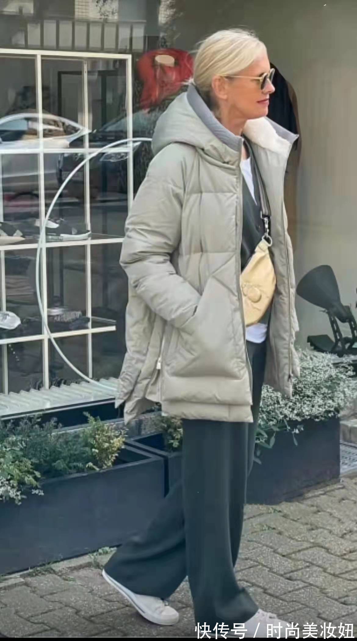 这位60岁老人太会穿了,简约大气又洋气,靠穿搭年轻了10岁