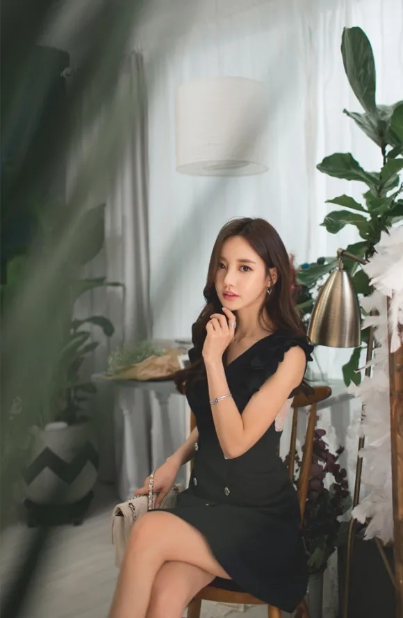 衬裙|美图欣赏:孙允珠,风铃草墨色百褶钩花无袖衬裙