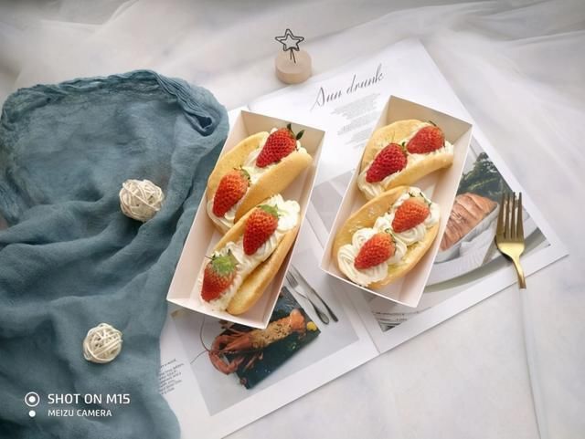 高颜值|松软香甜的美丽俏佳人，草莓抱抱卷，好吃又高颜值