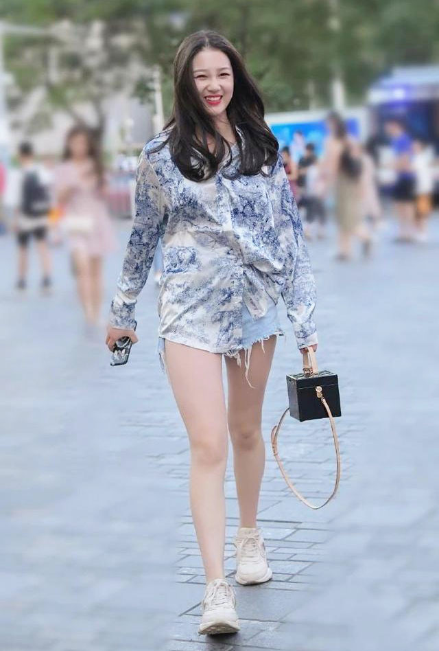 气质女孩的优雅穿搭, 水墨印花衬衫搭配牛仔短裤, 满满的国风韵味