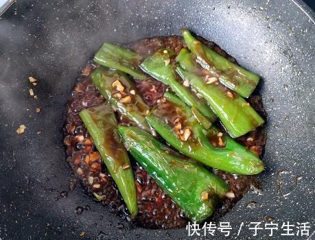 干煸|做虎皮青椒,先放油还是后放油厨师做错了,难怪不起皮还难吃