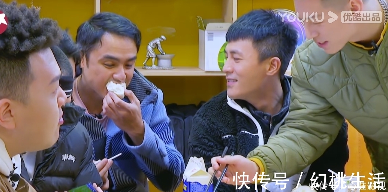 節目組|史上最狠節目組?禁演嘉賓只配吃饅頭咸菜,燒餅饞急眼后悲劇了