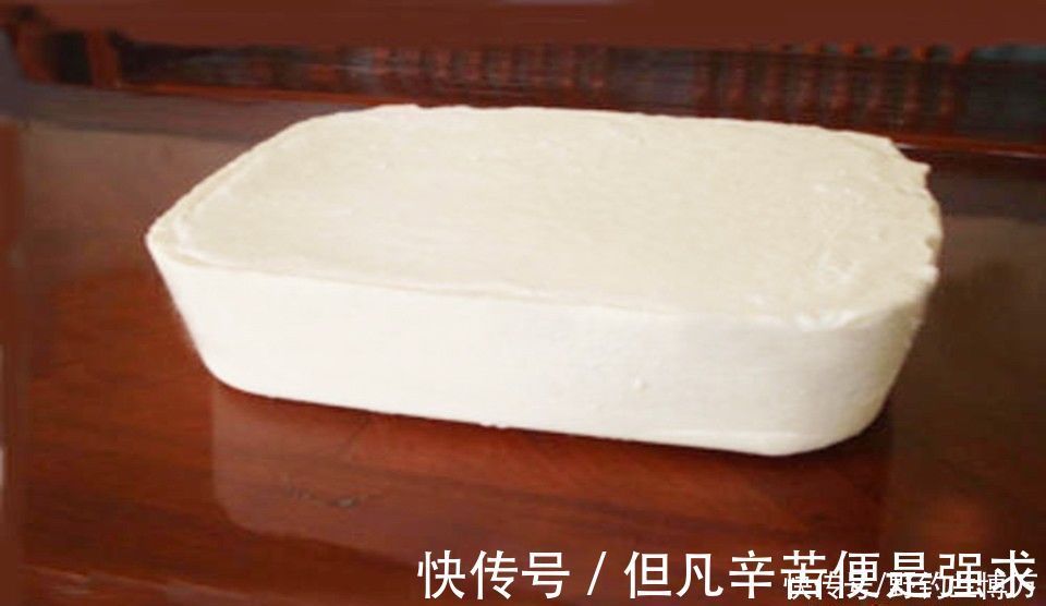 冬季|冬季钓鱼,开饵时加几滴油,饵料入水鱼儿抢着吃,附油的制作方法